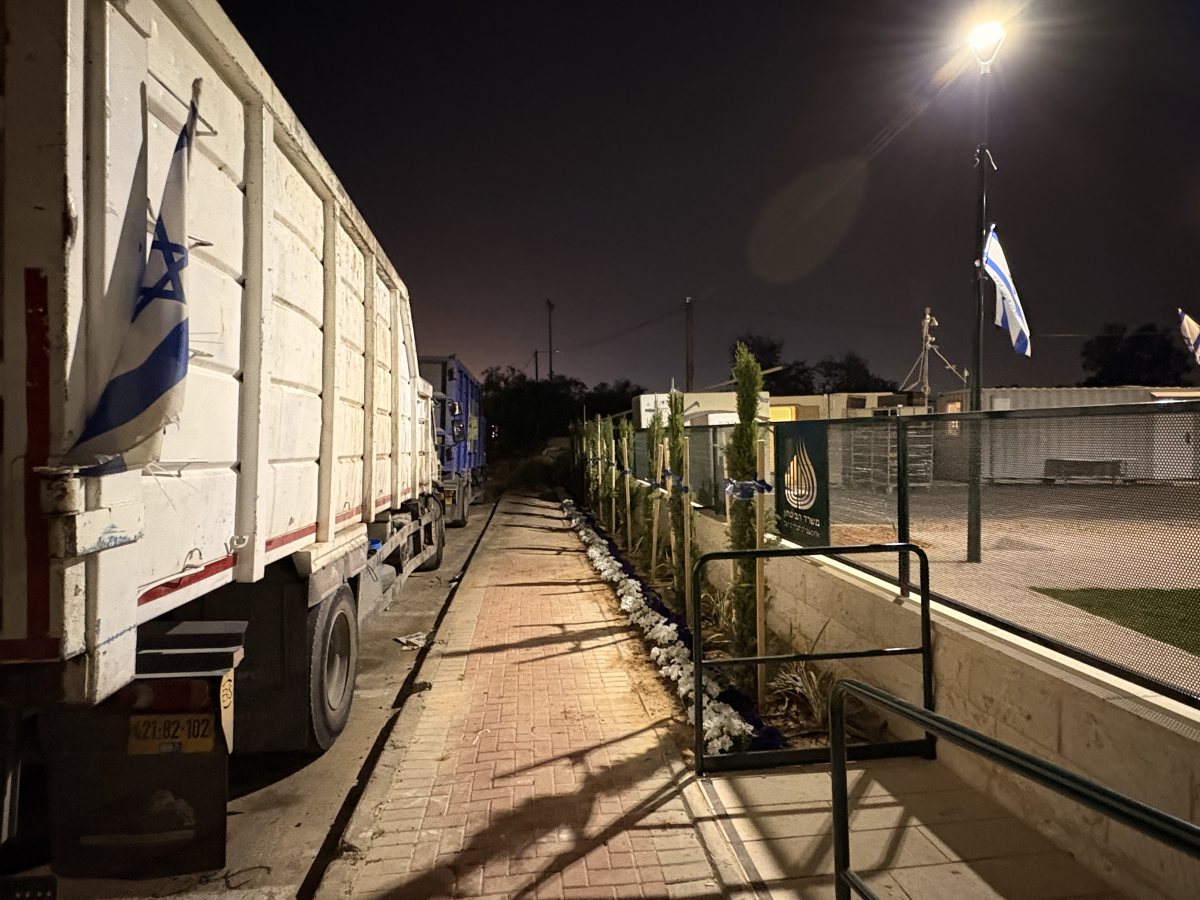 משאיות אשפה בצמוד לחלקה הצבאית באשדוד