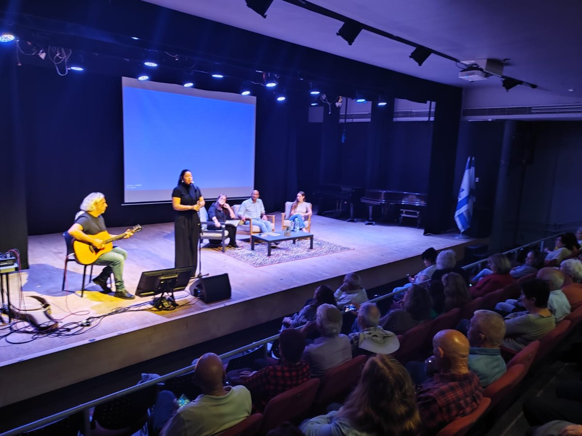 צילום נורית טופז   זיכרון בסלון אשדוד