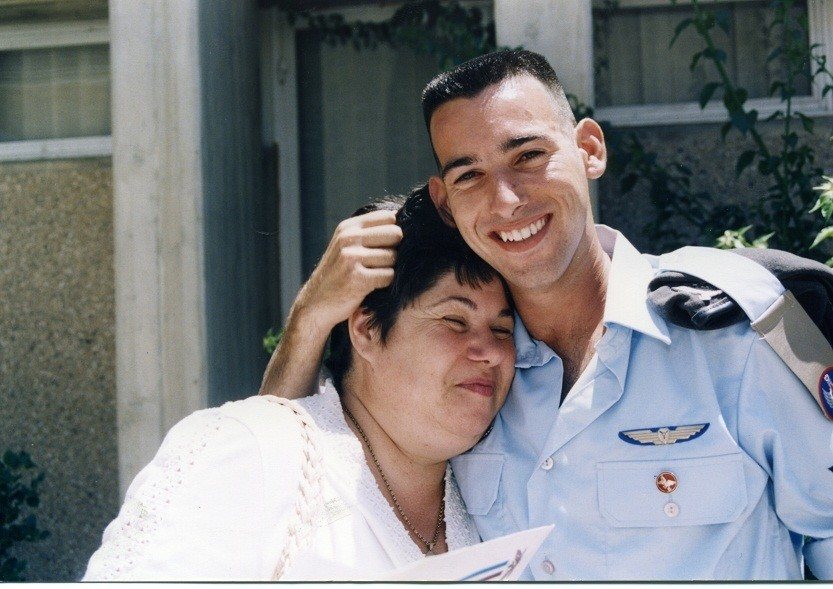 יהודית בקרמן עם בנה אבי זל-מאלבום משפחתי