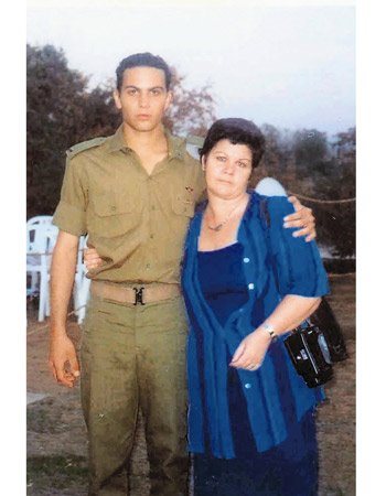 עדנה חקאני עם בנה אביב זל-מתוך אלבום משפחתי