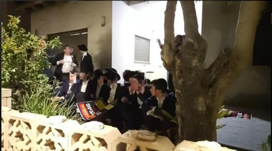 החרדים השתלטו על הבית של קצין המשטרה הצבאית (צילום: דוברות המשטרה)