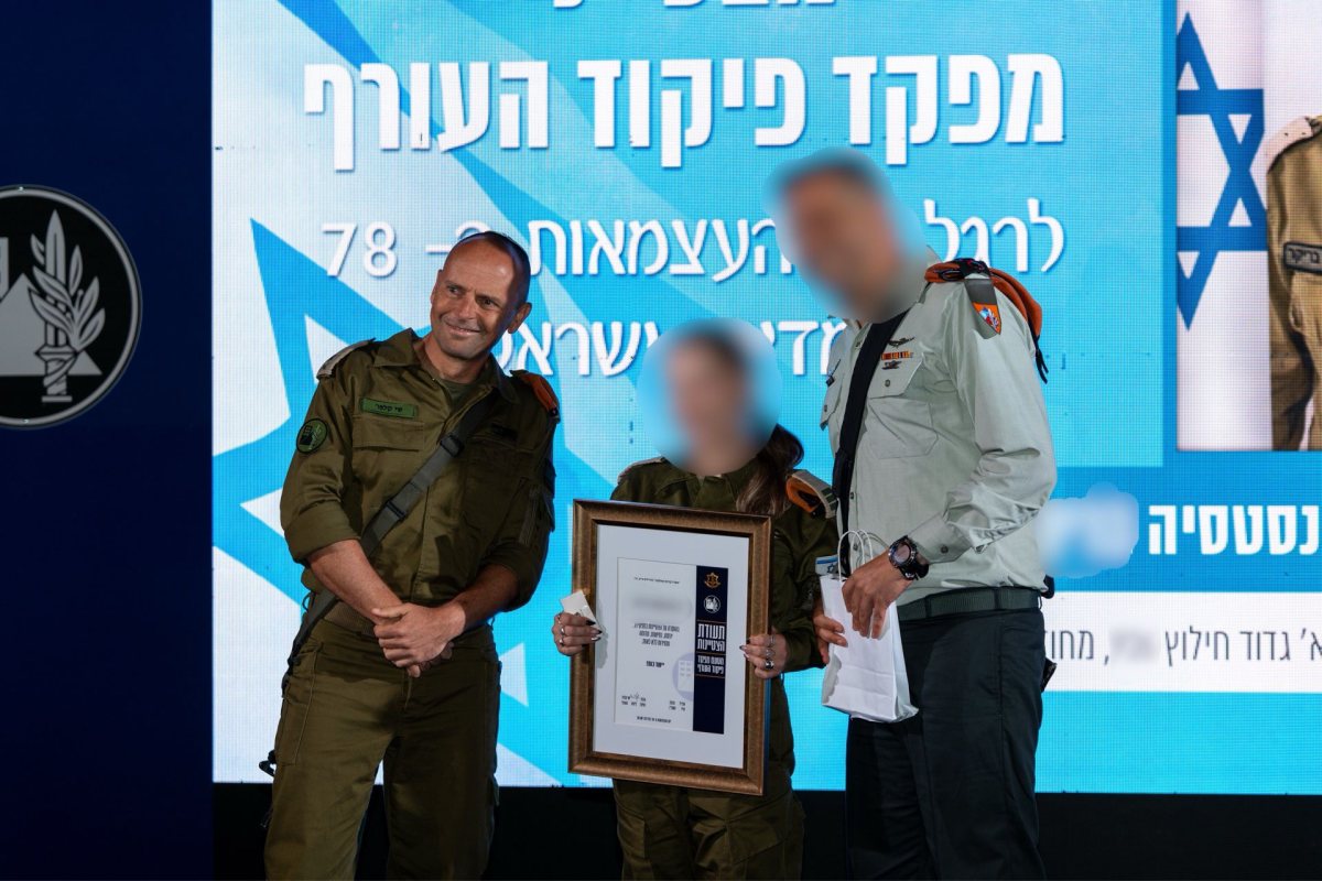 סרן אנסטסיה מקבלת אות הצטיינות (דוברות פיקוד העורף)