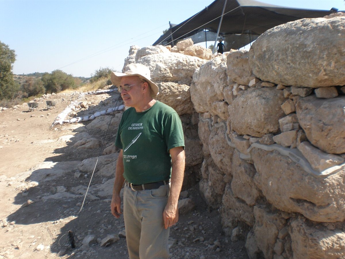 יוסף גרפינקל בחירבת קיאפה- באדיבות האוניברסיטה העברית