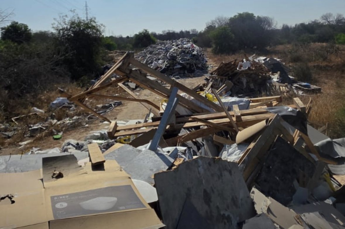 כמויות אדירות של פסולת בניה מושלכת ברחוב הנפט
