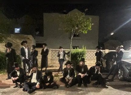 חסידי הפלג הירושלמי מחוץ לביתו של קצין צה"ל