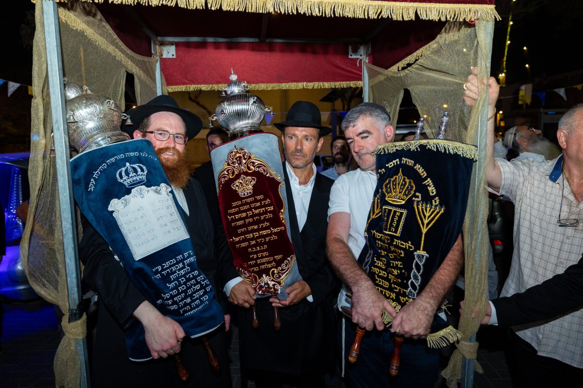הכנסת ספר תורה מרגשת בבית חב"ד