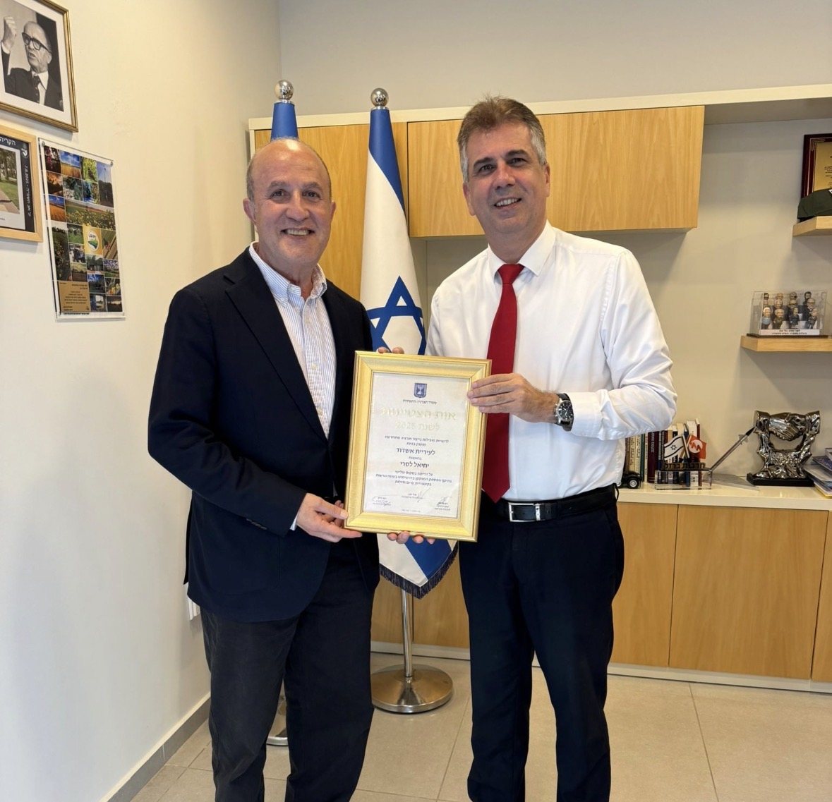 שר האנרגיה והתשתיות ביחד עם ראש העיר