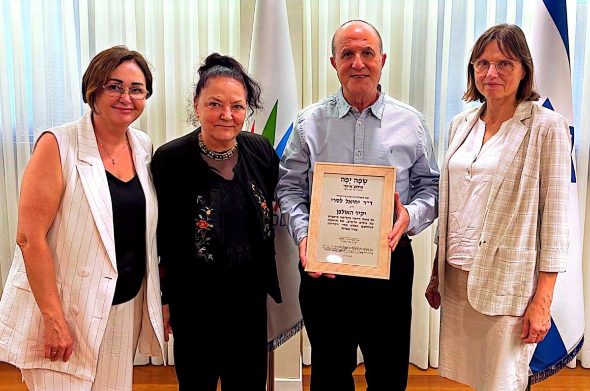ראש העיר מקבל את האות