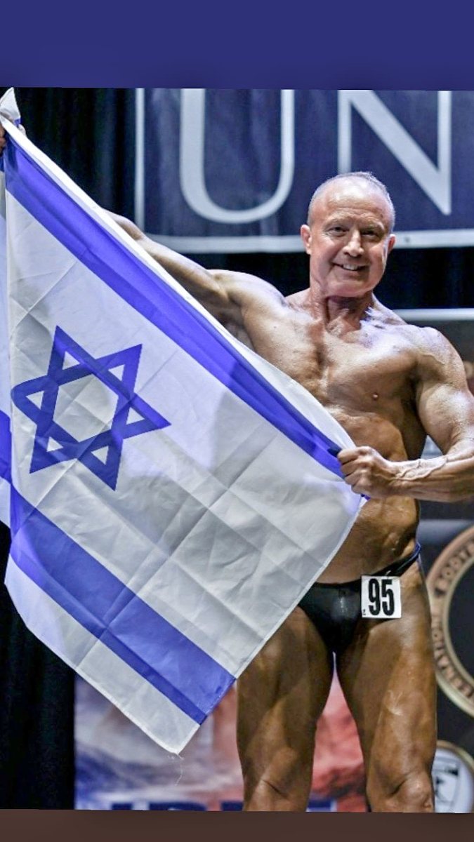 אלוף העולם לשנת 2026 נושא בגאווה את דגל ישראל-צילום באדיבות איגוד IBFF