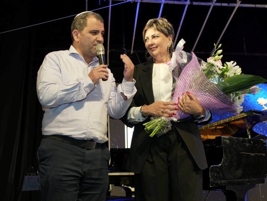 מנכל החברה לתרבות- מעניק זר פרחים- למרינה וקסלר