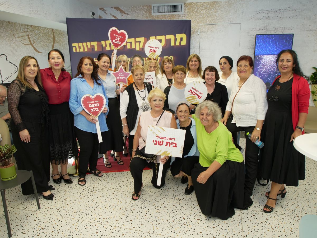 מהמקהלה הקהילתית- של דיונה-  יחד עם רכזת החוגים רחל בן משה-משמאל