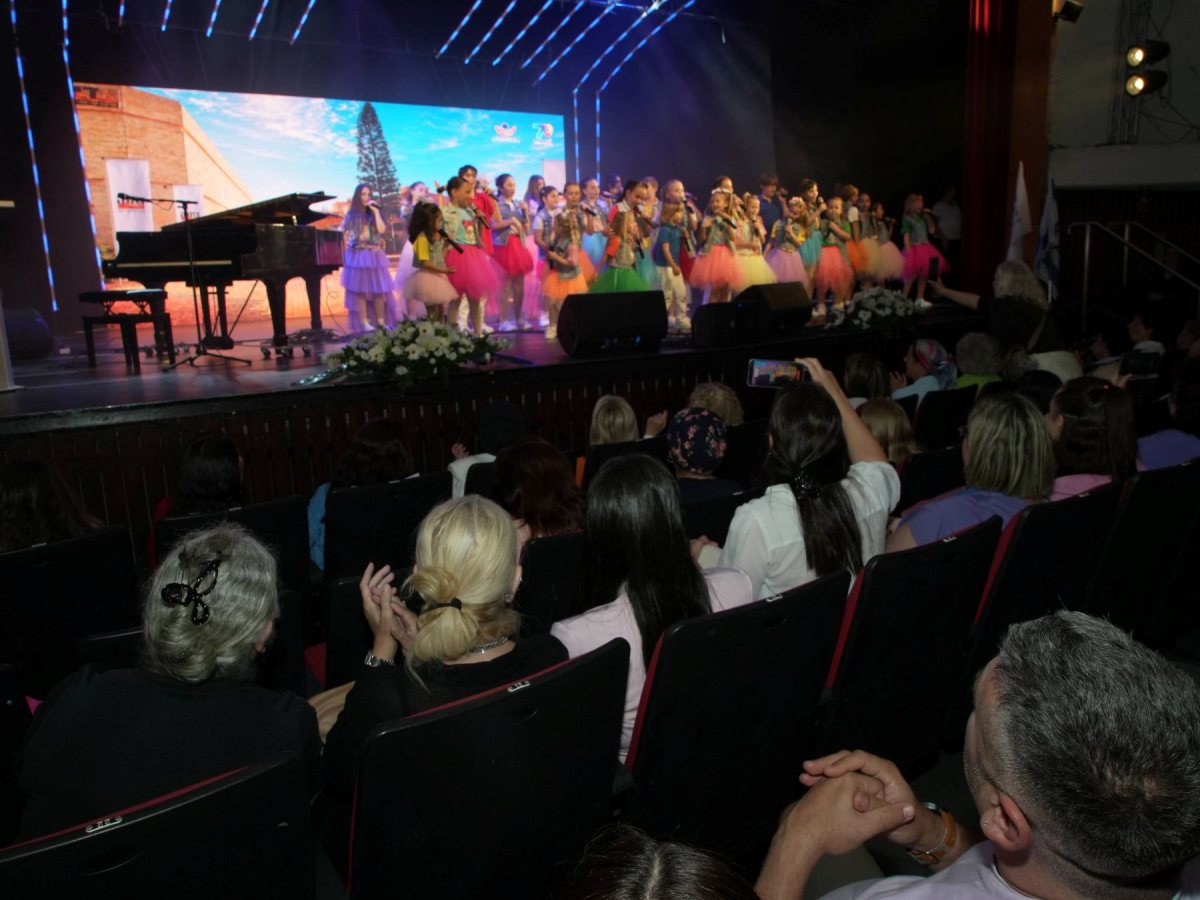 פרחי אשדוד בהופעה צילום: נוגי צור
