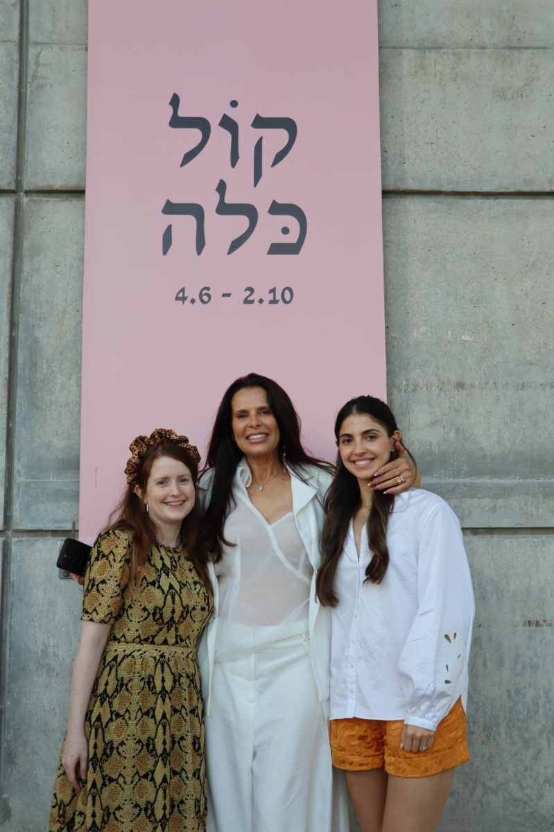 עו״ד רחלי זילברפרב שרייבר ורומי הרושמיקי, יזמיות של ועידת האופנה של ישראל. עם מיקי ארביב