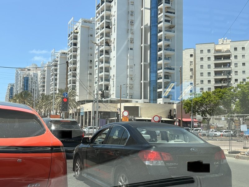 העומס והפניה ימינה דרך הרמזור