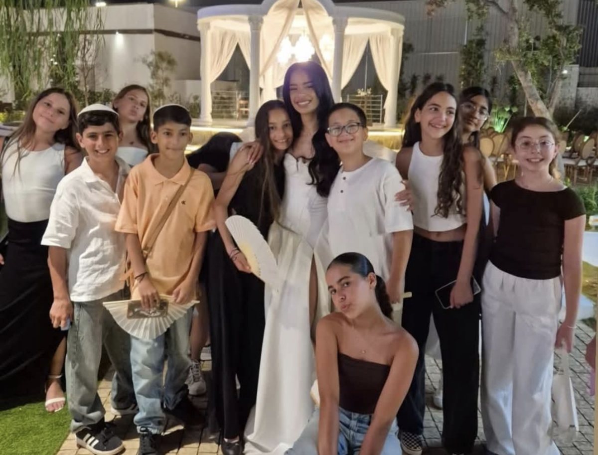 התלמידים של עדן מלווים אותה בחתונתה