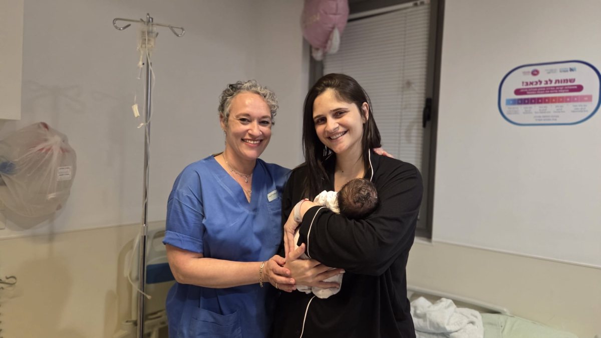 מימין: שלומית והמיילדת רוני כהן לזר. צילום: דוברות אסותא אשדוד