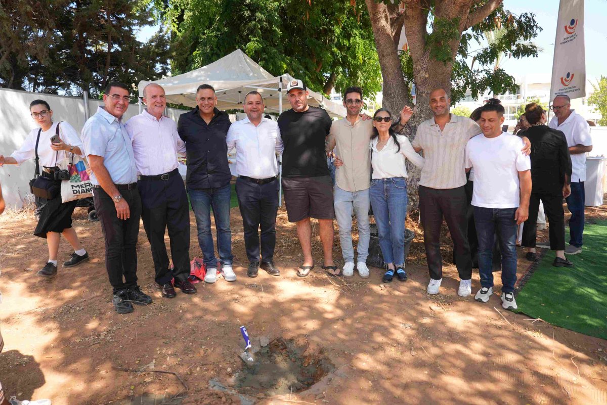 תמונה קבוצתית של המשפחה עם ראש העיר