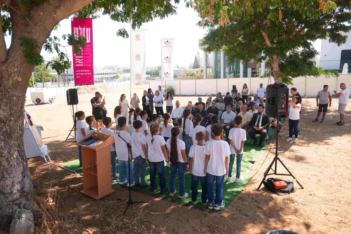 מקהלת בית הספר אופק מנעימה בשיר