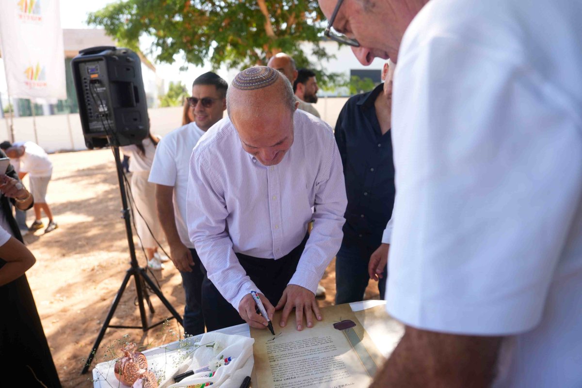 ראש העיר חותם על מגילת היסוד