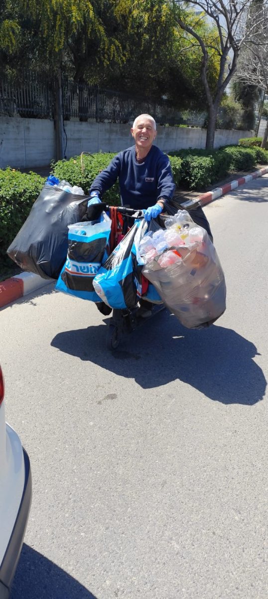ולדימיר אוסף בקבוקים למחייתו