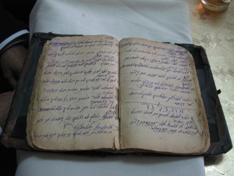 אבותיו הקדושים של הרב ביטון, כתבו את הספר הקדוש לפני מאות שנים במרוקו, ויש בו סודות והסברים כיצד לפתור כל בעיה