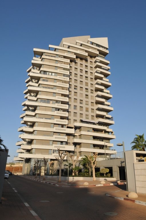 מגדל הדירות ברובע המרינה, ממנו קפצה אילנה אל מותה לפני ארבע שנים