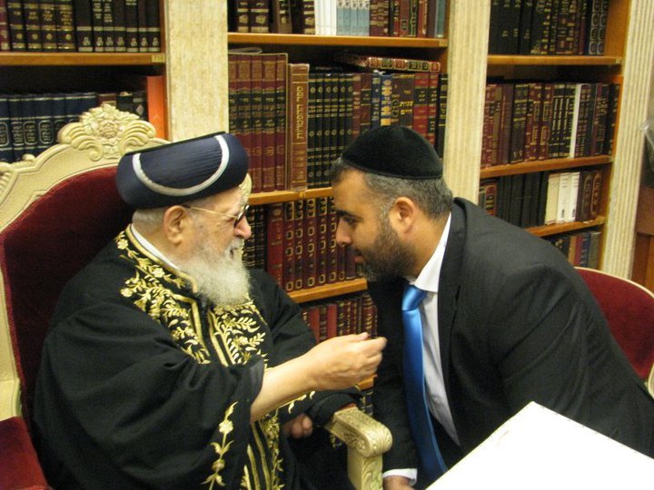 הרב אילן גוזל באחת מפגישותיו הרבות אצל הרב עובדיה יוסף (תמונה מדף הפייסבוק של "ילדי שגיא ויעקב")