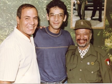 אחמד נימר (במרכז) עם יאסר ערפאת ואביו פאוזי (צילום מתוך הסרט "משפטי חיים")