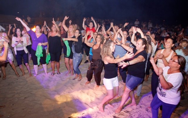 תושבי אשדוד מבלים ונהנים בחוף י"א בהופעתה של עינת שרוף, במסגרת פסטיבל "תוצרת הארץ"