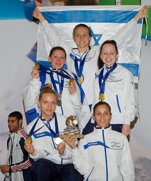 מיכלסון עם חברותיה בנבחרת ישראל, שכל אחת מהן זכתה להישג מכובד במכביה ה-19