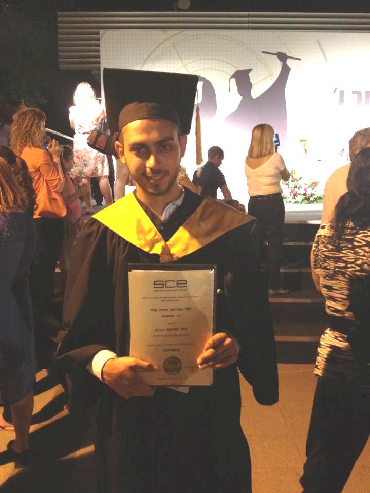 אפריאט מסיים את התואר הראשון במכללת סמי שמעון בהצטיינות יתרה
