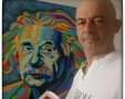 האמן מיכאל הרצל דוסטר עם ציור של אלברט איינשטיין