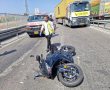 תאונת דרכים בין משאית ואופנוע לפני צומת ניר גלים - עומסים כבדים במקום