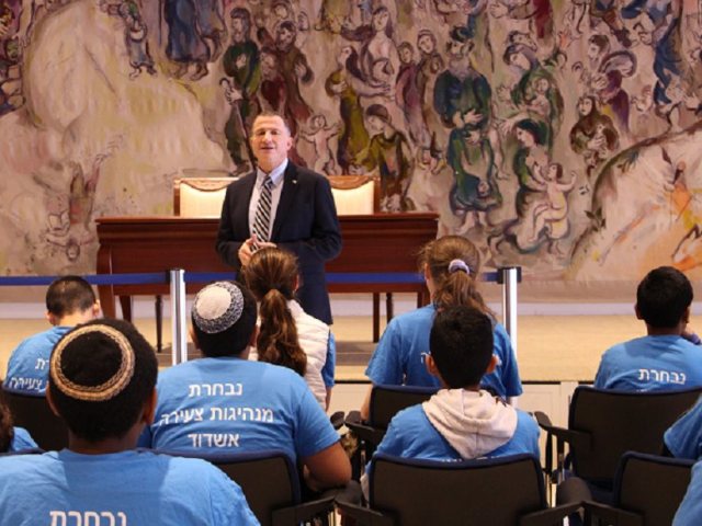 יו"ר הכנסת, יולי אדלשטיין ונבחרת תכנית מנהיגות צעירה אשדוד. צילום: עמיחי חדד