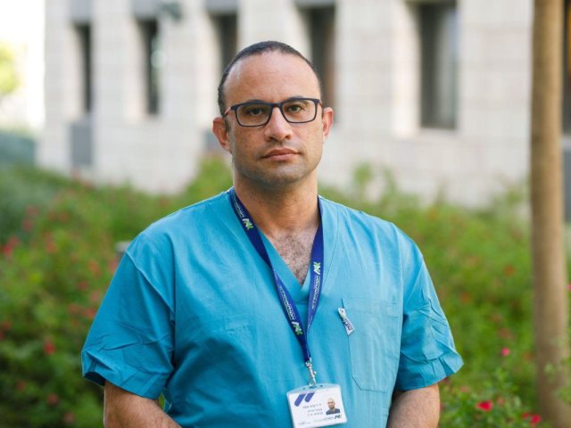 ד"ר אסף פרץ, מנהל מחלקת הקורונה בבית החולים אסותא אשדוד. צילום: דוברות בית החולים