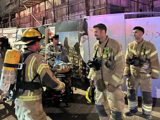 לוחמי האש עם ארוחות השבת שחילצו מהבתים (צילום: כיבוי והצלה אשדוד)