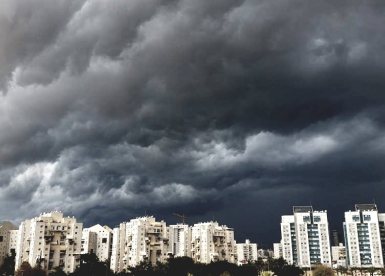 ענני גשם באשדוד (צילום: עופר אשטוקר)