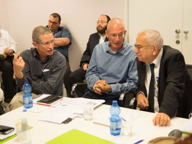 מימין לשמאל: פרופ' שוקי שמר, ד"ר דגן ופרופ' חיים ביטרמן (צילום: אורי קריספין)