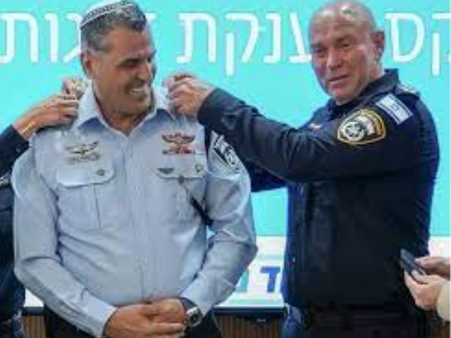אופיק בוקי מקבל דרגת תת ניצב