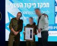סרן אנסטסיה מקבלת אות הצטיינות (דוברות פיקוד העורף)