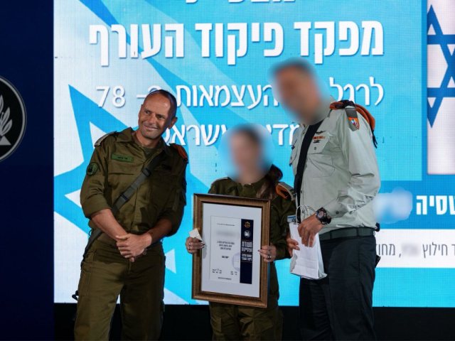 סרן אנסטסיה מקבלת אות הצטיינות (דוברות פיקוד העורף)