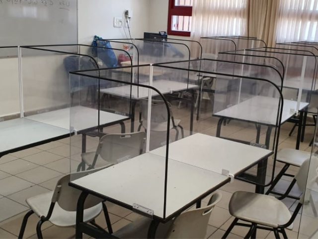 המחיצות שהותקנו בכיתות הלימוד בבית ספר יח"ד