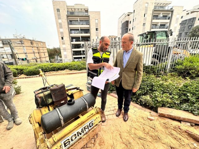 ראש העיר , יחיאל לסרי, בסיור בין מוסדות החינוך