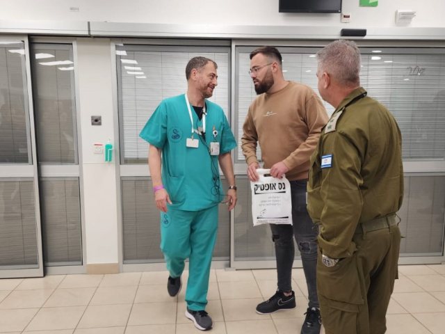 טל וסילוב מוסר את המשקפיים בבית החולים שיבא