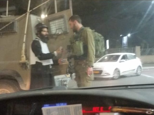 חרדים מאשדוד מחלקים תהלים לחיילים במהלך ההסלמה