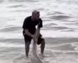 תיעוד יוצא דופן: חילוץ כריש שנסחף למים הרדודים בחופי אשדוד