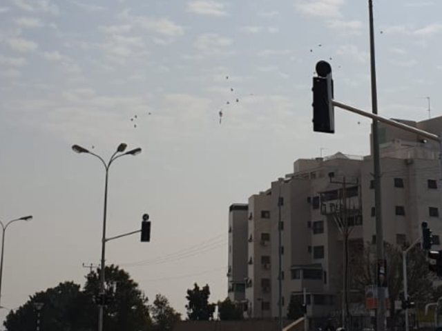 בלוני תבערה בשמי אשדוד. צילום: ללי פלמרי
