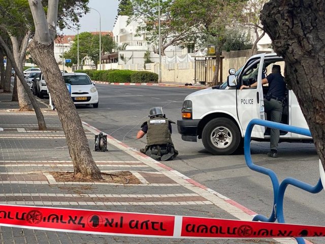 חבלן משטרה מטפל בחפץ החשוד 