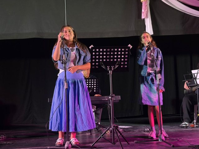 אבישג ואדל גבאי הזוכות בתחרות לשיר בשניים-יחצ