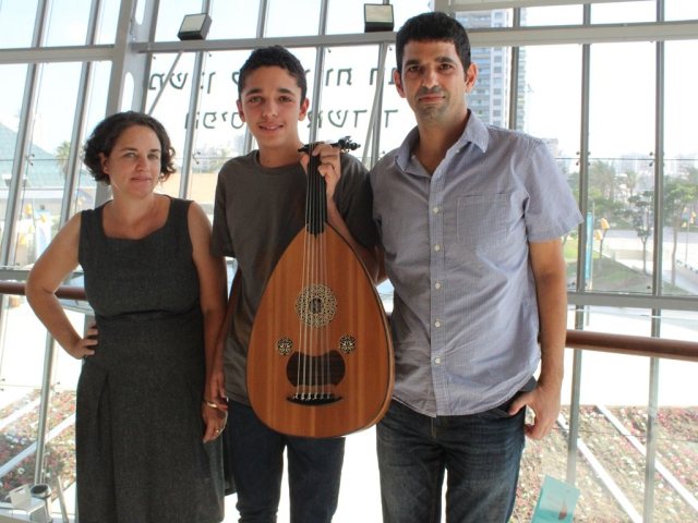 רעי חודיר מירושלים יחד עם הוריו במשכן לאמנויות הבמה באשדוד רגע לפי התחרות